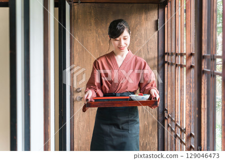 在老字號溫泉旅館、高級旅館、寺廟住宿處工作的服務生和老闆娘（提供餐飲服務） 129046473