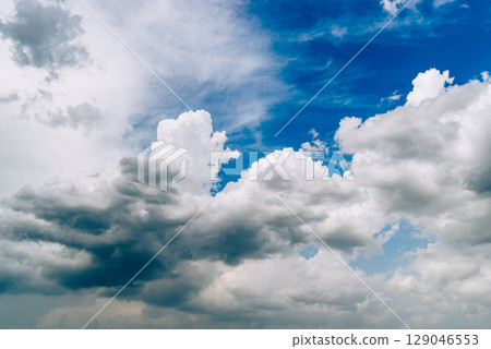 夏日天空積雨雲蔓延開來，形成 5 部電影風格 129046553