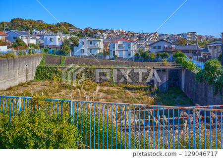 Looking east towards Hosoyama 8-chome across the Chiyogaoka Reservoir in Chiyogaoka 9-chome, Asao Ward, Kawasaki City, Kanagawa Prefecture Looking east towards Hosoyama 8-chome across the Chiyogaoka Reservoir in Chiyogaoka 9-chome, Asao Ward, Kawasaki City, Kanagawa Prefecture 129046717