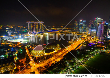 新加坡共和國 - 市中心的夜景，包括魚尾獅和濱海灣金沙 129047028