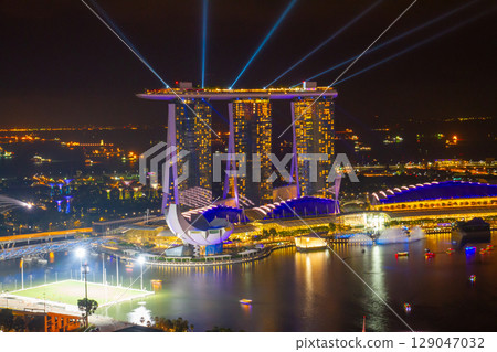 新加坡共和國 - 市中心的夜景，包括魚尾獅和濱海灣金沙 129047032
