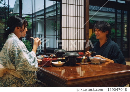 穿著浴衣的情侶在溫泉旅館享用晚餐、在客房內用餐或晚餐 129047048