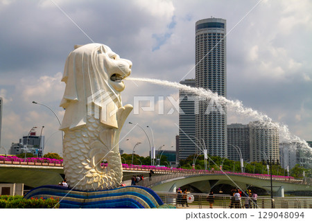 新加坡共和國：市中心的魚尾獅與摩天大樓 129048094