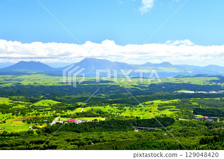 從瀨本高原附近眺望阿蘇（熊本縣南小國町）[2025年7月] 129048420