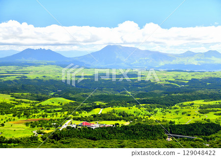 從瀨本高原附近眺望阿蘇（熊本縣南小國町）[2025年7月] 129048422