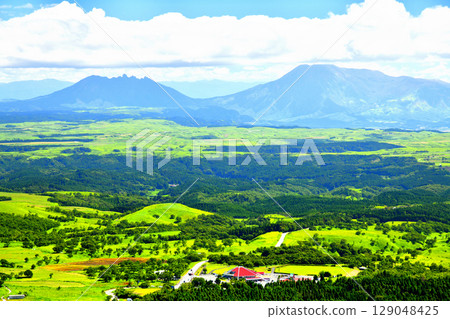 從瀨本高原附近眺望阿蘇（熊本縣南小國町）[2025年7月] 129048425