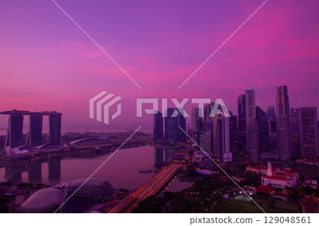 新加坡共和國 - 市中心的日出,魚尾獅和濱海灣金沙的所在地 新加坡共和國 - 市中心的日出,魚尾獅和濱海灣金沙的所在地 129048561