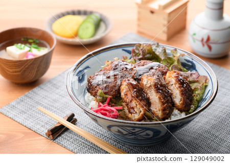 新鮮出爐,熱氣騰騰!佐以醬汁的日式炸豬排蓋飯套餐,與米飯完美搭配 新鮮出爐,熱氣騰騰!佐以醬汁的日式炸豬排蓋飯套餐,與米飯完美搭配 129049002