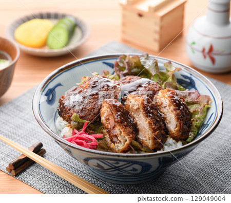 Freshly made, piping hot! A delicious Japanese-style pork cutlet bowl set meal with sauce that goes perfectly with rice 129049004