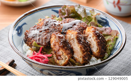 Freshly made, piping hot! A delicious Japanese-style pork cutlet bowl set meal with sauce that goes perfectly with rice 129049005