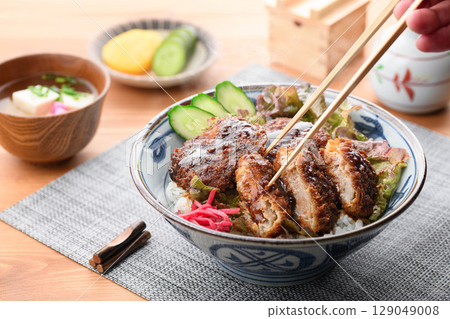 新鮮出爐，熱氣騰騰！佐以醬汁的日式炸豬排蓋飯套餐，與米飯完美搭配 129049008