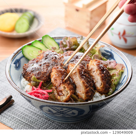 新鮮出爐，熱氣騰騰！佐以醬汁的日式炸豬排蓋飯套餐，與米飯完美搭配 129049009