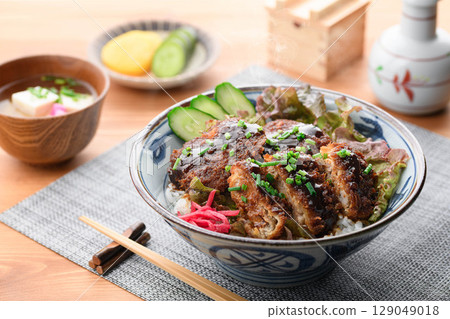 新鮮出爐,熱氣騰騰!佐以醬汁的日式炸豬排蓋飯套餐,與米飯完美搭配 新鮮出爐,熱氣騰騰!佐以醬汁的日式炸豬排蓋飯套餐,與米飯完美搭配 129049018