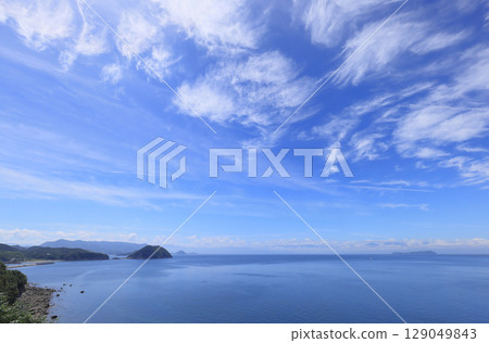 The coast on the west side of the Shonai Peninsula and Ibuki Island floating in the Hiuchi Nada Sea, seen from the coastline near the trailhead for Mt. Shiude on the Shonai Peninsula in Mitoyo City 129049843