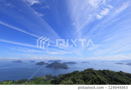 The Seto Inland Sea seen from Mt. Shiude on the Shonai Peninsula in Mitoyo City, and the Shiwaku Islands in the Bisan Seto Inland Sea (Awashima Island in the foreground) 129049863