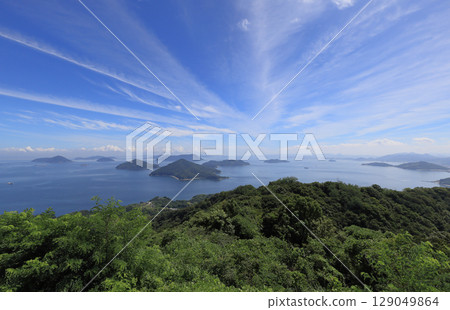 The Seto Inland Sea seen from Mt. Shiude on the Shonai Peninsula in Mitoyo City, and the Shiwaku Islands in the Bisan Seto Inland Sea (Awashima Island in the foreground) 129049864