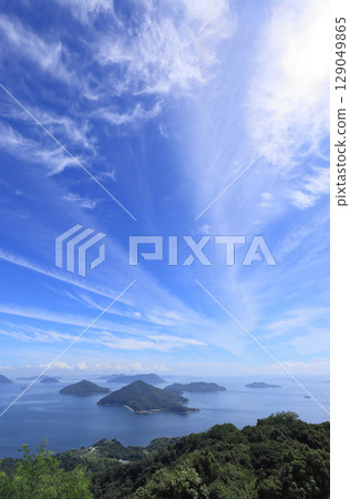 The Seto Inland Sea seen from Mt. Shiude on the Shonai Peninsula in Mitoyo City, and the Shiwaku Islands in the Bisan Seto Inland Sea (Awashima Island in the foreground) 129049865