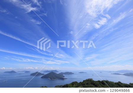 從三豐市莊內半島的紫出山眺望的瀨戶內海,以及備贊瀨戶內海的紫窪諸島(前景為淡島) 從三豐市莊內半島的紫出山眺望的瀨戶內海,以及備贊瀨戶內海的紫窪諸島(前景為淡島) 129049866