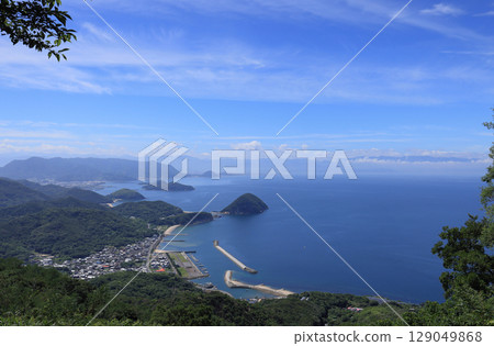 從三豐市莊內半島的紫出山眺望莊內半島西側、七寶山、火內灘、伊予山脈 129049868