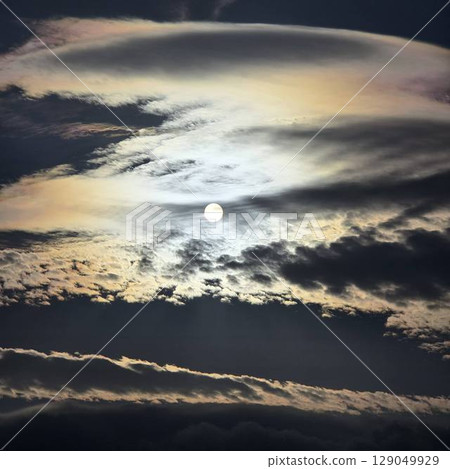 清晨的太陽從雲層間探出頭來，景色十分奇妙。 129049929