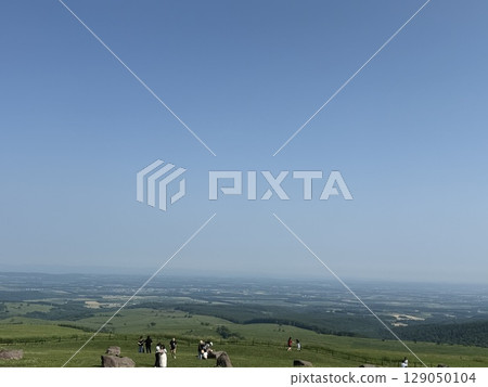 天地交界處，山坡俯瞰遠方 129050104