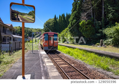 從出雲八代站（島根縣）出發的 Kiha 120 系列列車 129050396