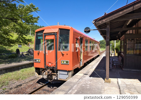 Kiha 120 系列列車停靠島根縣奧出雲町出雲八代站 129050399