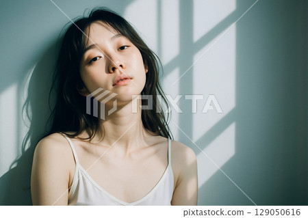 一位年輕女子因夏日炎熱而疲憊的臉 129050616