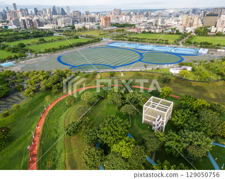 台中中央公園運動場與城市景觀的鳥瞰圖 129050756