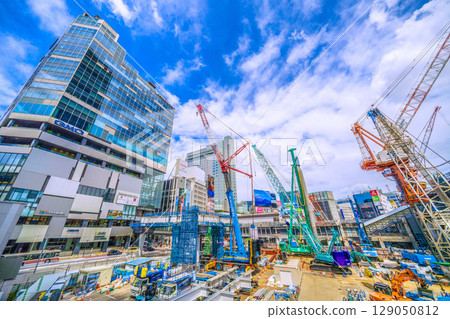 Tokyo cityscape, Japan, July 27th. Extremely hot... Huge heavy machinery such as pile drivers are lined up... Full-scale construction begins 129050812