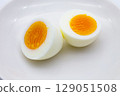 煮雞蛋切成兩半 129051508