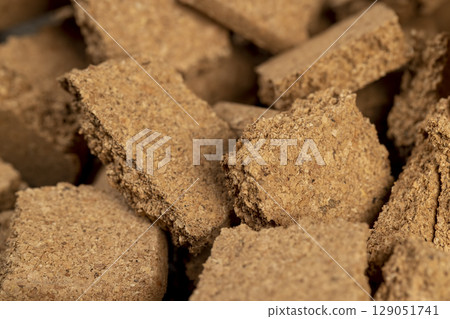 a natural material that is obtained from the bark of a cork tree 129051741