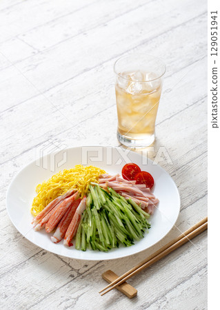 Cold Chinese noodles: a summer home-cooked meal 129051941