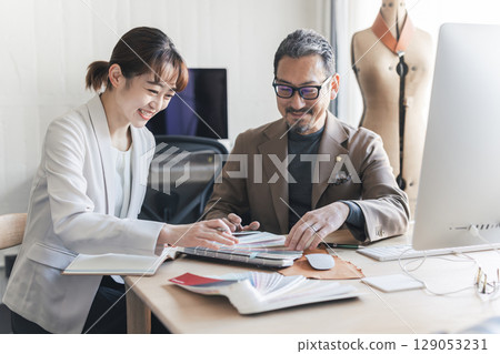 正在開會的商務人士 正在開會的商務人士 129053231