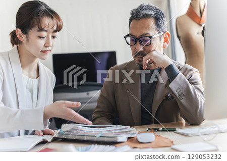 正在開會的商務人士 129053232
