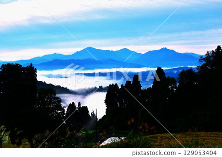 Dawn over the sea of clouds of the Echigo Sanzan mountains from Echigo Satoyama 129053404