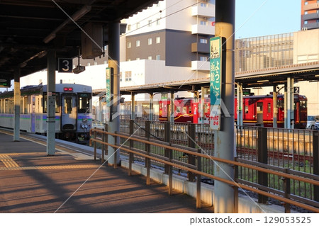 Local trains stopping at Hakodate Station & Donan Isaribi Railway and "Welcome to Hakodate." 129053525