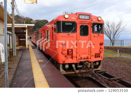 Sanin Main Line non-electrified section vehicle (Kiha 40) stopped at Yoroi Station Sanin Main Line non-electrified section vehicle (Kiha 40) stopped at Yoroi Station 129053530