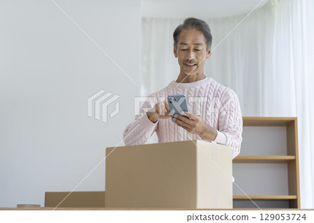 操作智慧型手機的老人移動和整理影像 129053724