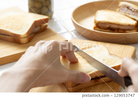 炸肉排三明治的製作 炸肉排三明治的製作 129053747