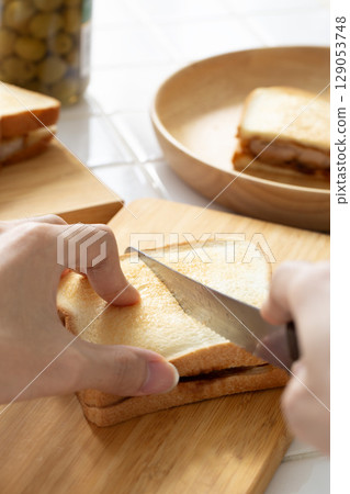 炸肉排三明治的製作 129053748