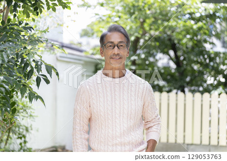 老人對著鏡頭微笑 129053763