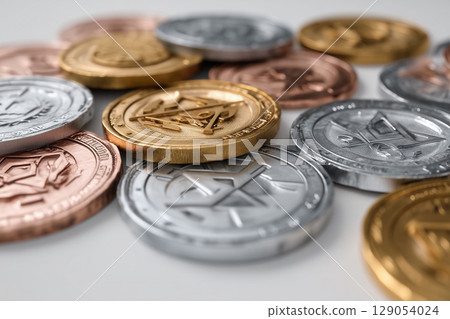 五彩繽紛的硬幣散落一地 | 象徵價值與經濟的金屬表達 129054024