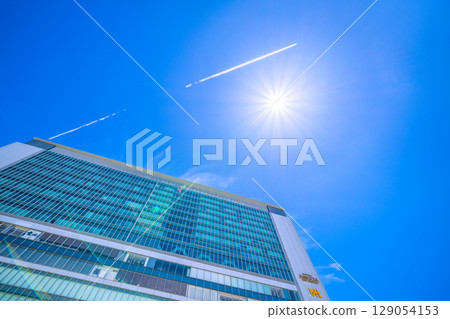 日本橫濱的城市景觀。入境…（熙熙攘攘的）新橫濱站、飛機尾跡、陽光等等。邁向新時代 129054153