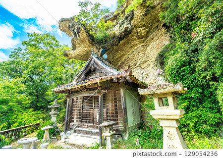 [World Heritage Site Iwami Ginzan Silver Mine and its Cultural Landscape] [Important Traditional Buildings] Yunotsu, early summer rock formations at Ryugozen Shrine, Oda City, Shimane Prefecture 129054236