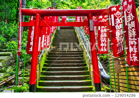 Kamakura City Sasuke Inari Shrine Akatorii approach, a power spot related to Minamoto no Yoritomo 129054286