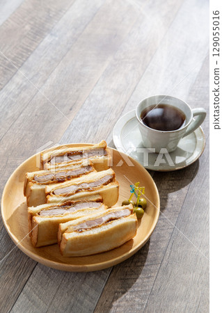 炸肉排三明治和熱咖啡 129055016