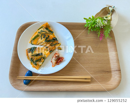 Itoshima chive and egg kimchi fried egg | A side dish that goes well with rice 129055252