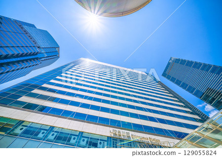 日本東京城市景觀：一線希望…七月。酷熱難耐…品川車站和辦公大樓的景色。邁向新時代 = 第26屆 129055824