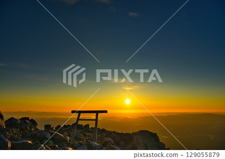 從栃木縣那鬚町茶臼嶽山頂看到的日出和鳥居 129055879